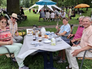 Entspanntes Publikum beim Picknickkonzert der Brass Band BlechKLANG