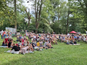 Publikum beim Picknickkonzert der Brass Band BlechKLANG